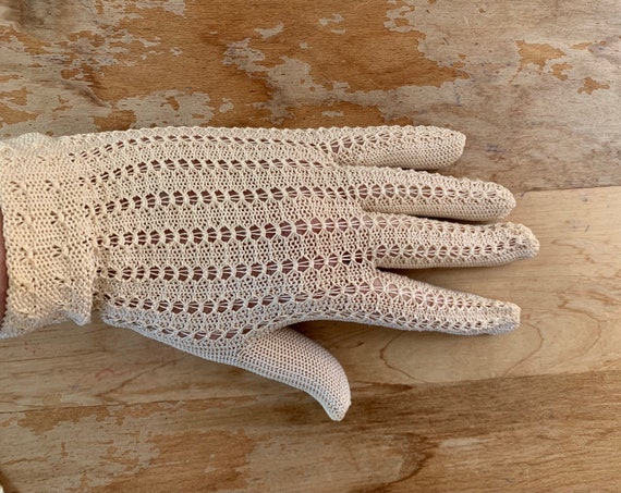 1950’s or 1960’s Vintage Cream Knitted Gloves - image 3
