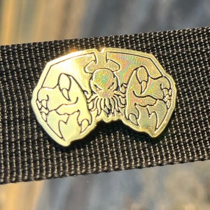 Cthulhu Elder God Pin – Pin de esmalte dourado para fãs de terror e mitologia