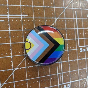 LGBTQ Pride Flagge LGBTQ POC Transgender Flagge Pin - Anstecknadel oder Anstecknadel