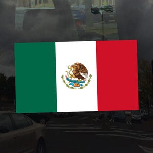 Op de afbeelding: De Mexicaanse vlag, een rechthoek met drie verticale strepen: groen, wit en rood. De witte streep toont het Mexicaanse wapen, een adelaar op een cactus met een slang.