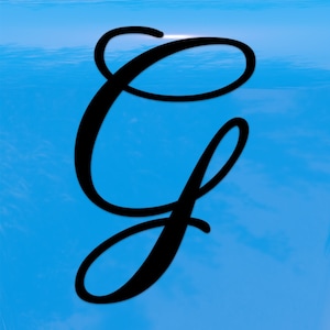 Puede incluir: Una letra "G" cursiva negra sobre un fondo azul degradado. La letra está estilizada con curvas elegantes y un diseño fluido. El fondo pasa de un azul más claro en la parte superior a un azul más oscuro en la parte inferior.