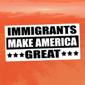Los inmigrantes hacen grande a Estados Unidos: calcomanía de vinilo activista para autos, computadoras portátiles y ventanas
