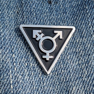 Transgendersymbool driehoek badge zwart en zilver - 1 inch emaille pin