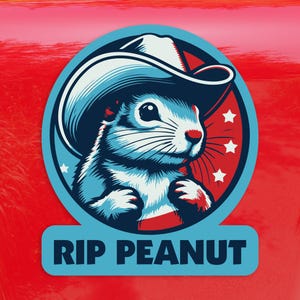 Pode incluir: Um adesivo circular azul e vermelho com uma imagem de desenho animado de um esquilo usando um chapéu de cowboy. O texto "RIP PEANUT" é impresso em uma faixa azul abaixo do círculo.