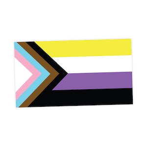 Könnte beinhalten: Eine horizontale Flagge mit einem Chevron-Muster. Der Chevron besteht aus fünf Streifen: rosa, hellblau, dunkelblau, braun und schwarz. Die Flagge hat vier horizontale Streifen: gelb, weiß, lila und schwarz.