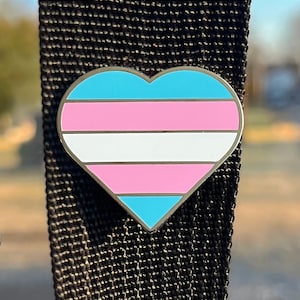 Transgender vlag hart emaille pin – witte, roze en blauwe LGBTQ+ trots symbool revers of stoffen pin