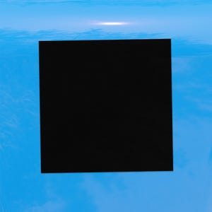 Op de afbeelding: Een effen zwart vierkant tegen een blauwe luchtachtergrond. Het vierkant is gecentreerd en beslaat een groot deel van de afbeelding. De lucht is een blauwe gradiënt met een heldere horizontale lijn.
