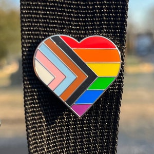 Herz Fortschritt Pride Flagge LGBTQ POC Transgender Flagge Emaille Pin - Anstecknadel oder Stoff Pin