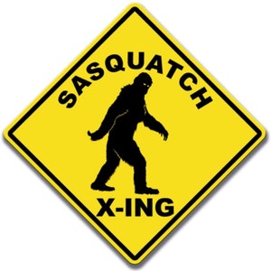Juego de palabras aplicable – Sasquatch Crossing Walking – Señal de diamante amarillo de 15.0 in de alto por 15.0 in de ancho
