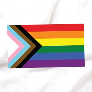 Peut inclure: Un drapeau arc-en-ciel avec un chevron noir et marron sur fond blanc. Le chevron est superposé à un motif de bandes arc-en-ciel avec des bandes roses, bleu clair, bleu foncé, vertes, jaunes, oranges et rouges.