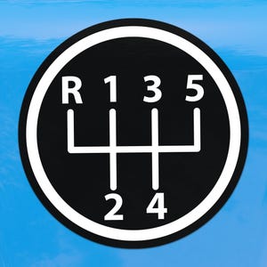 Può includere: Un schema del cambio nero e bianco con i numeri R, 1, 2, 3, 4 e 5 disposti in un motivo circolare. Lo schema del cambio è su uno sfondo blu.