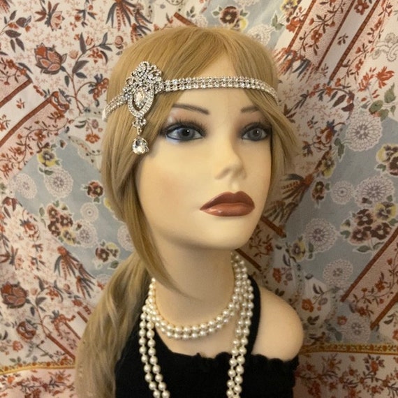 Roaring 20s Crystal Rhinestone Flapper Cap Headpiece Jewelry Vintage Inspired Amazon.com: CAKURE 1920s Crystal Cap Headpiece Flapper Cap  main image 3