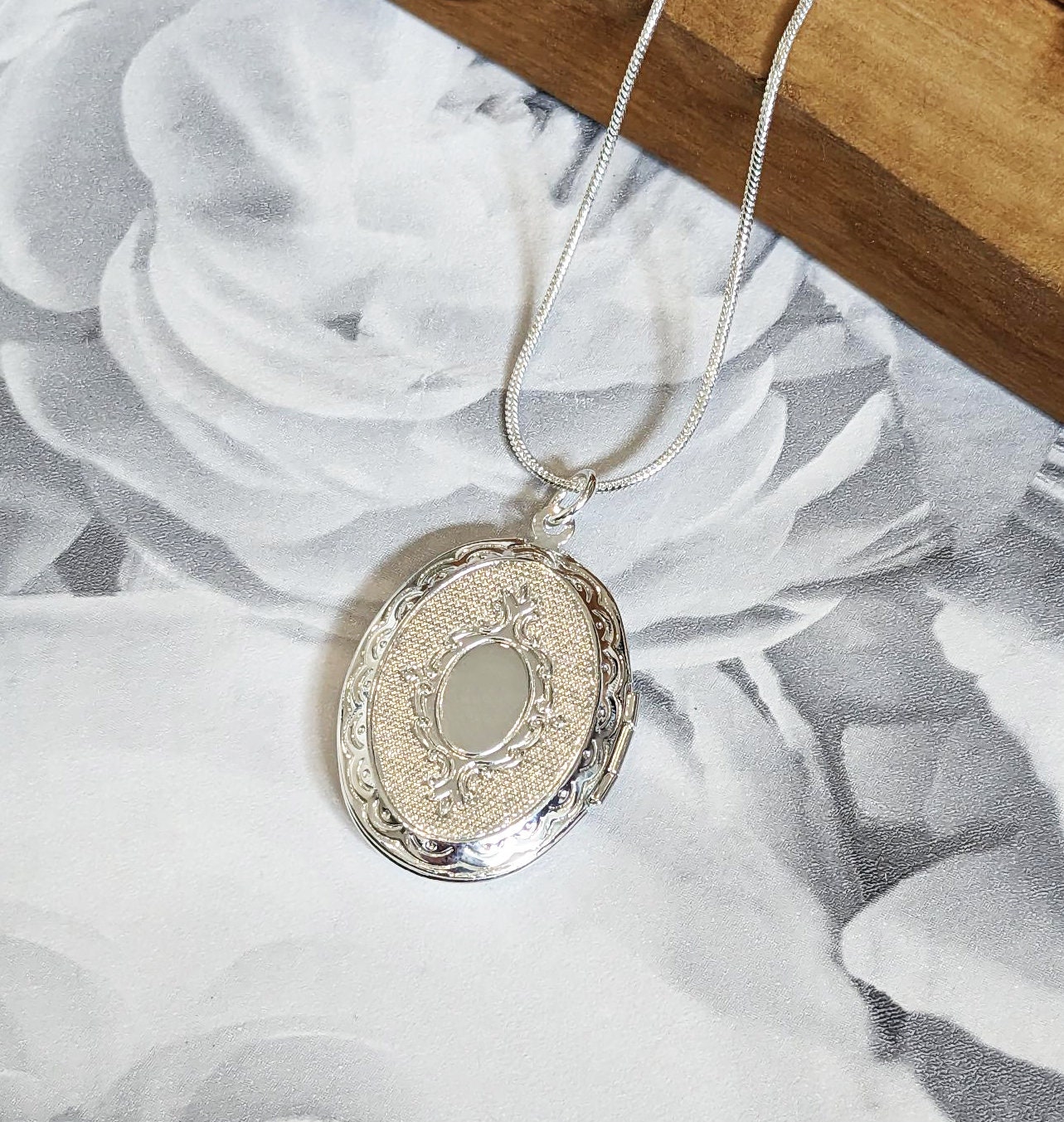 Vintage oval locket necklace deals