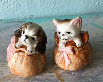 Puppy and Kitten Salt & Pepper Shaker - Dog and Cat - Kitsch - Figurine