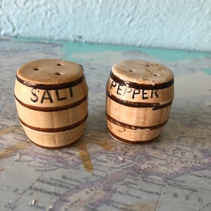 Rum Barrel Salt & Pepper Shaker - Pickle Barrel - Kitsch - Figuine