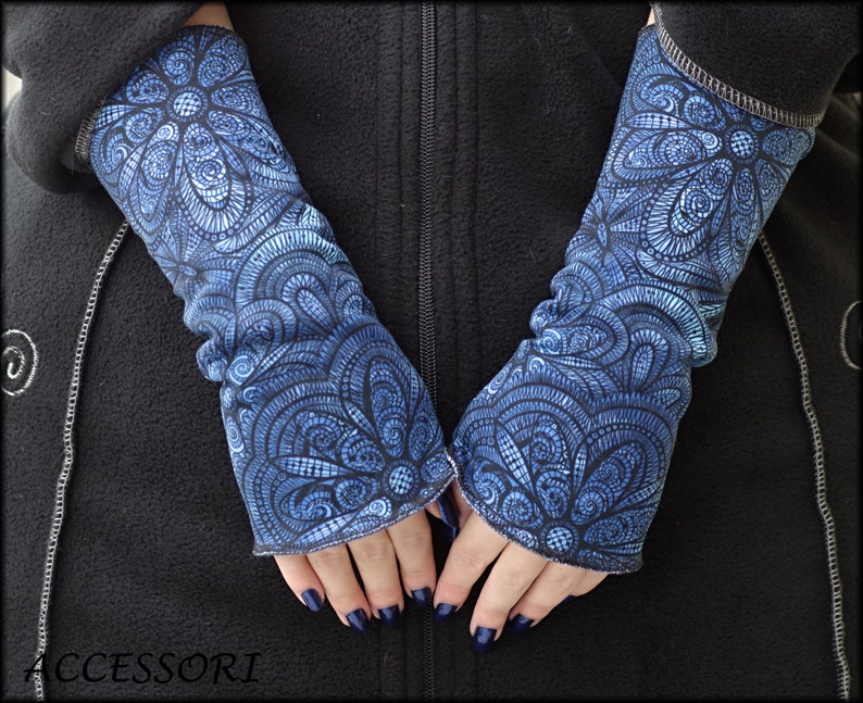 Stulpen Armstulpen beideseitig oder mit Daumenloch dunkel blau Mandala geblümt Alpenfleece Handwärmer weich warm kuschelig Bild 3