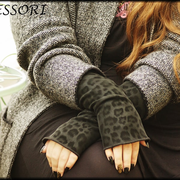 Armstulpen mit Leoparden Motiv schwarz  grau Handstulpen aus Softshell warm elastisch elegant