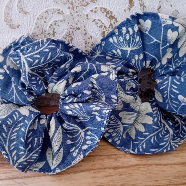 Scrunchie Haargummi Zopfgummi blau weiss geblümt Haaraccessoires