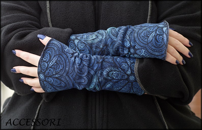 Stulpen Armstulpen beideseitig oder mit Daumenloch dunkel blau Mandala geblümt Alpenfleece Handwärmer weich warm kuschelig Bild 2