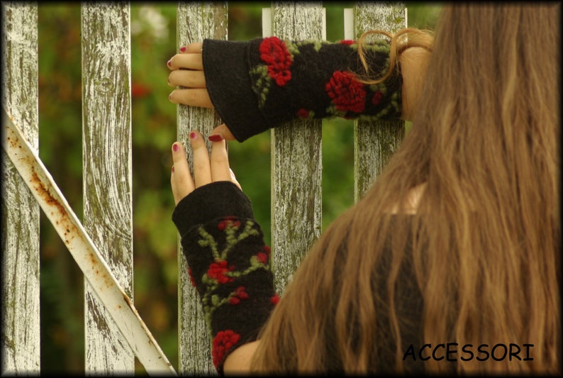 Armstulpen aus Wolle Walk geblümt Rosen schwarz rot grün Bild 3