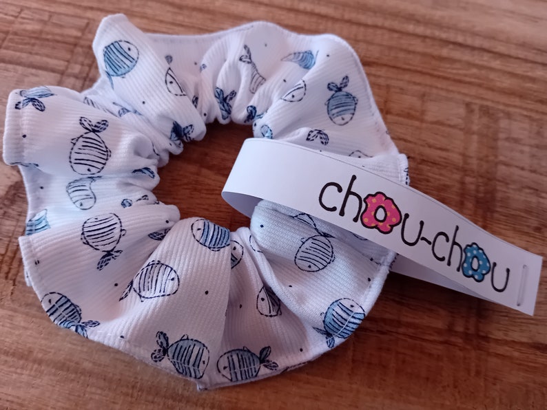 Scrunchie Haargummi Baumwolle Fische blau weiß Maritim Zopfgummi Haarschmuck Bild 4