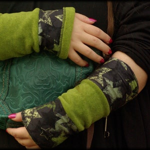 Stulpen Armstulpen Handstulpen Wendestulpen beideseitig grün mit SternenPolar Fleece Patchwork Baumwolljersey weich warm kuschelig Bild 6