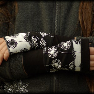 Armstulpen Handstulpen Baumwolle Handwärmer Pulswärmer Sommerstulpen Wendestulpen schwarz weiss Patchwork Pusteblumen