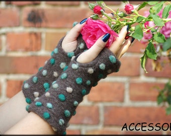 Cuffs Arm warmers with thumb hole Walk grey mint green white dotted wool very light