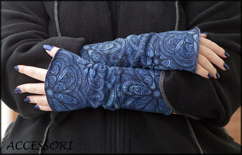 Stulpen Armstulpen beideseitig oder mit Daumenloch dunkel blau Mandala geblümt Alpenfleece Handwärmer weich warm kuschelig Bild 6