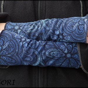 Stulpen Armstulpen beideseitig oder mit Daumenloch dunkel blau Mandala geblümt Alpenfleece Handwärmer weich warm kuschelig Bild 4