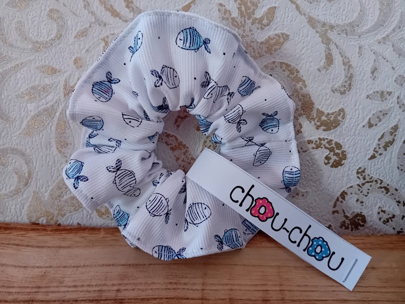 Scrunchie Haargummi Baumwolle Fische blau weiß Maritim Zopfgummi Haarschmuck Bild 1