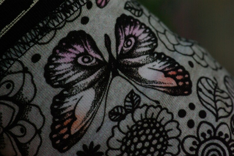 Armstulpen Handstulpen Handwärmer Pulswärmer Sommerstulpen Wendestulpen schwarz grau gepunktet mit Schmetterlingen Patchwork Bild 4