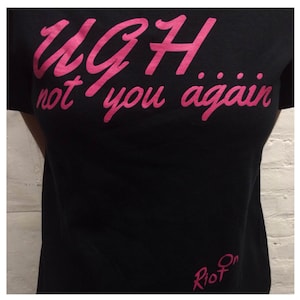 UGH ... nicht wieder T-Shirts Siebdruck auf schwarzen Shirts mit dunkel rosa Tinte.