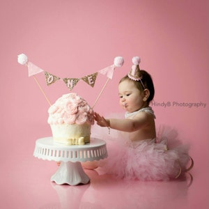 Zestaw banerów z flagą CAKE Bunting i miniaturowych czapeczek na imprezę Cake Smash | Czapeczka urodzinowa | Czapeczka dla dziecka | Czapeczka na pierwsze urodziny | Różowo-złota czapeczka urodzinowa
