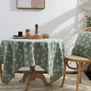 Groen geborduurd tafelkleed met hortensia, katoenlinnen overlay