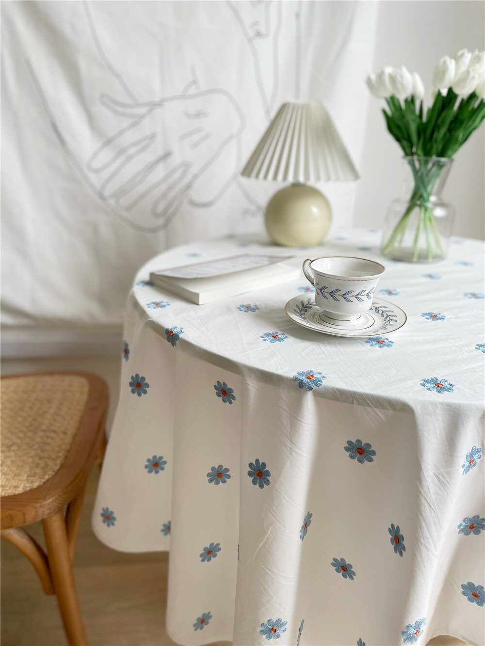 Blue Daisy Broderie Nappe Blanche, Linge de Table en Coton, Vintage Salon Daily Overlay, Rectangle C