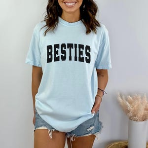 Besties SVG - Beste Freunde Digital Design - Freundschaft Schnittdatei - Trendige Varsity Buchstabe SVG - Niedliche passende Shirt Grafik für Cricut