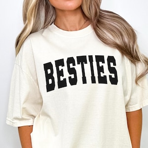 Besties SVG - Diseño digital de mejores amigos - Archivo de corte de amistad - Letras universitarias SVG de moda - Lindo gráfico de camisa a juego para Cricut