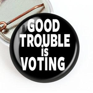 Good Trouble es botón de votación, Mini John Lewis buen pin de problemas, botón demócrata viene con una postal de voto imagen 1