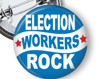 Puede incluir: Un botón azul con texto blanco que dice "Election Workers Rock" con una estrella roja a cada lado de la palabra "Workers".