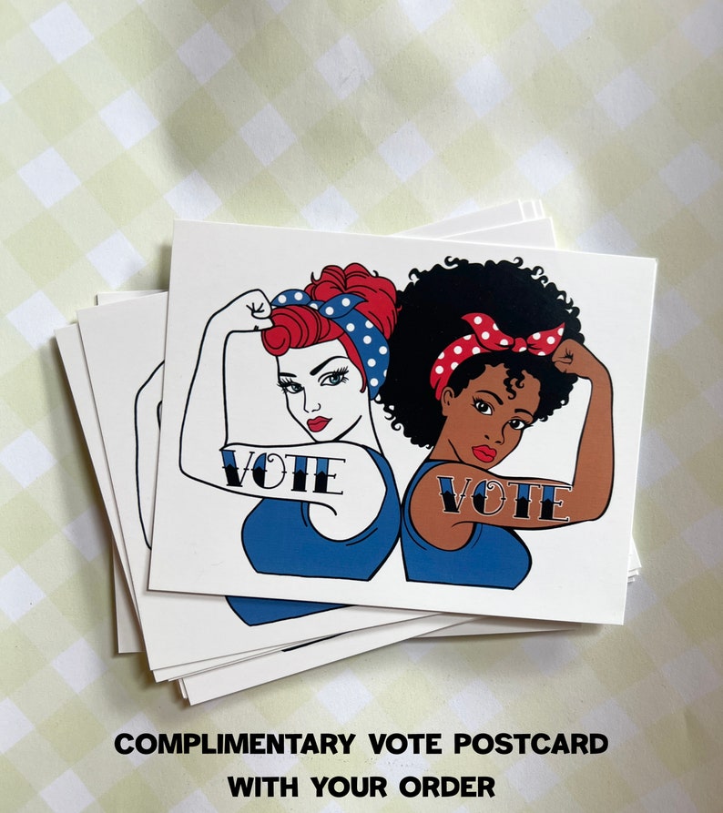 Peut inclure: Deux femmes avec des tons de peau diff&eacute;rents sont repr&eacute;sent&eacute;es dans une illustration de style vintage. Elles fl&eacute;chissent toutes les deux leurs biceps avec le mot &laquo;&nbsp;VOTE&nbsp;&raquo; tatou&eacute; sur leurs bras. Les femmes portent des d&eacute;bardeurs bleus et des bandeaux &agrave; pois rouges et blancs. L'arri&egrave;re-plan est blanc.