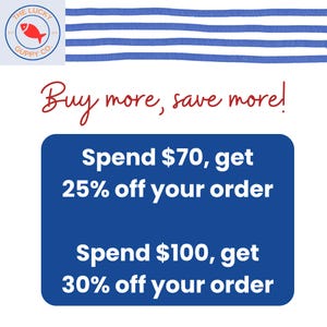 Puede incluir: Logotipo de The Lucky Guppy Co. con un pez rojo. Texto: "&iexcl;Compra m&aacute;s, ahorra m&aacute;s!" y detalles de descuentos: Gasta $70, obt&eacute;n un 25% de descuento, y gasta $100, obt&eacute;n un 30% de descuento. Tela a rayas azules y blancas en la parte superior.