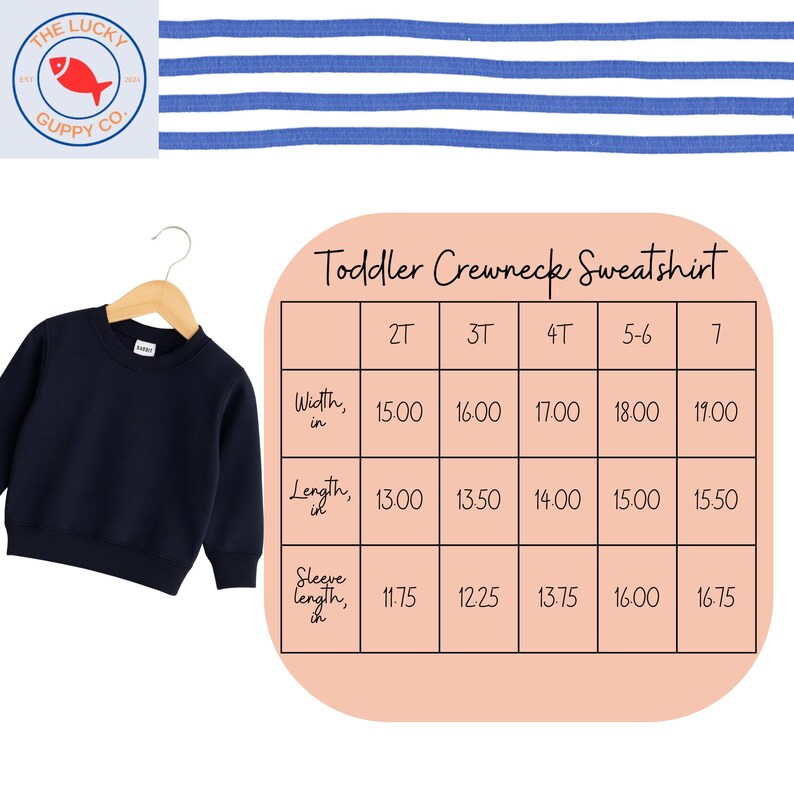 K&ouml;nnte beinhalten: Marineblaues Crewneck-Sweatshirt f&uuml;r Kleinkinder an einem Holzb&uuml;gel. Das Bild enth&auml;lt eine Gr&ouml;&szlig;entabelle mit Ma&szlig;en in Zoll f&uuml;r Breite, L&auml;nge und &Auml;rmell&auml;nge f&uuml;r die Gr&ouml;&szlig;en 2T bis 7. Das Logo The Lucky Guppy Co. befindet sich oben links.
