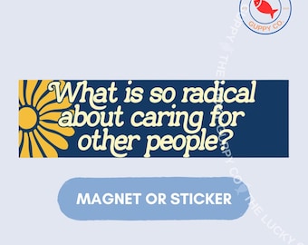 Può includere: Un magnete o adesivo rettangolare con sfondo blu scuro e una grafica a fiore giallo sul lato sinistro. Il testo in un carattere retrò color crema recita: What is so radical about caring for other people? Il design include un logo.