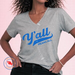 Camiseta con cuello en V "Y'all Means All", Blue Dot Red State, Southern Liberal Democrat, camiseta de algodón