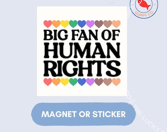 Könnte beinhalten: Ein quadratischer Aufkleber oder Magnet mit dem schwarzen Text BIG FAN OF HUMAN RIGHTS in einer fetten Retro-Schriftart. Der Text ist von zwei horizontalen Reihen kleiner, bunter Herzen in den Farben Rot, Orange, Gelb, Grün, Blau, Lila und Braun umgeben.