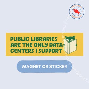 Puede incluir: Una pegatina o imán rectangular amarillo con el texto en verde oscuro PUBLIC LIBRARIES ARE THE ONLY DATA CENTERS I SUPPORT. A la derecha del texto hay un gato negro sosteniendo un libro blanco abierto. Un óvalo azul debajo dice MAGNET OR STICKER.