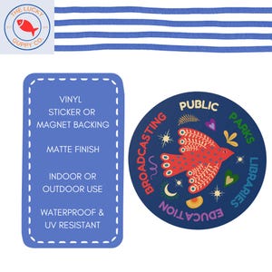 Puede incluir: Una tela a rayas azules y blancas, una pegatina azul con texto blanco y una pegatina redonda con un dise&ntilde;o de p&aacute;jaro rojo. La pegatina azul dice: "Adhesivo de vinilo o respaldo magn&eacute;tico, acabado mate, uso en interiores o exteriores, resistente al agua y a los rayos UV."