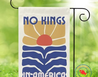 Könnte beinhalten: Eine weiße Gartenflagge mit dem Text "NO KINGS IN AMERICA" in Blau. Die Flagge zeigt ein Retro-Design mit einer Sonne- und Wasserillustration in Orange-, Gelb- und Blautönen. Die Flagge hängt an einem schwarzen Metallständer.