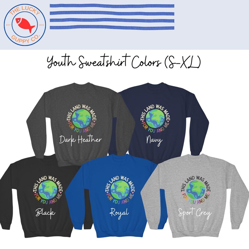 K&ouml;nnte beinhalten: Eine Auswahl an Sweatshirts f&uuml;r Jugendliche in verschiedenen Farben, darunter Dunkelgrau, Marineblau, Schwarz, K&ouml;nigsblau und Sportgrau. Jedes Sweatshirt zeigt eine Grafik der Erde mit dem Text "This land was made for you and me."
